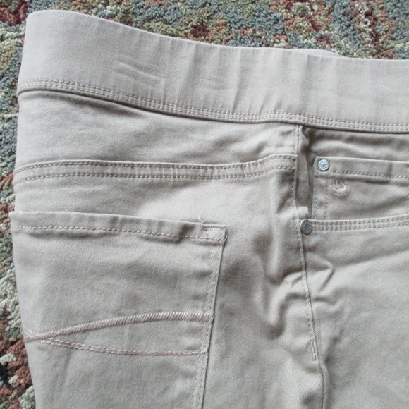 Very Comfortable Stretch Khaki Capris Size 8 - Picture 3 of 7